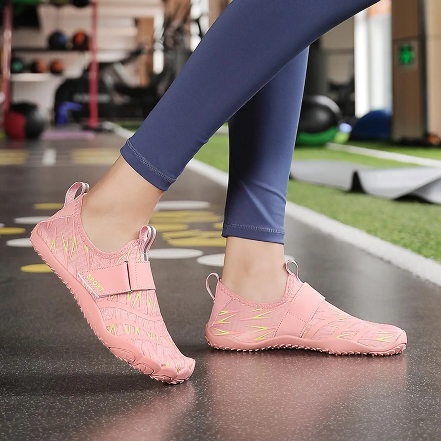 Women's Slip on Walking Shoes Comfy Knitted Non Slip Vintage Wide Running Shoes Breathable Gym Workout Shoes Ladies 2024 Fashion Sneakers
